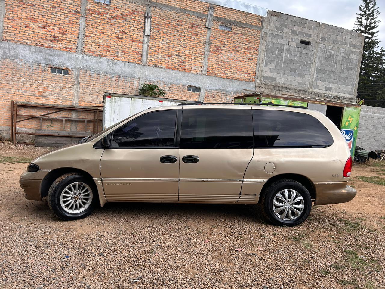Chrysler Town and Country 1999 — foto 1